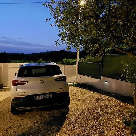 Family Zrnka S Parkingom, Romobilima I Biciklima דירה