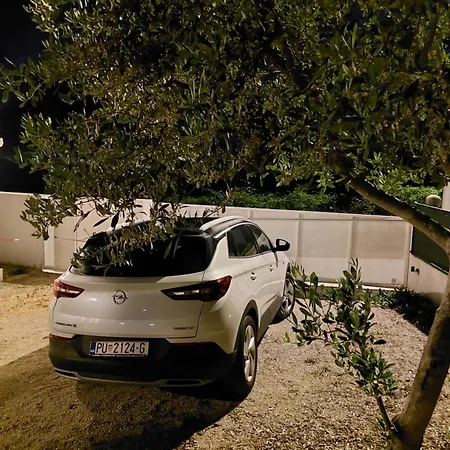 Family Zrnka S Parkingom, Romobilima I Biciklima